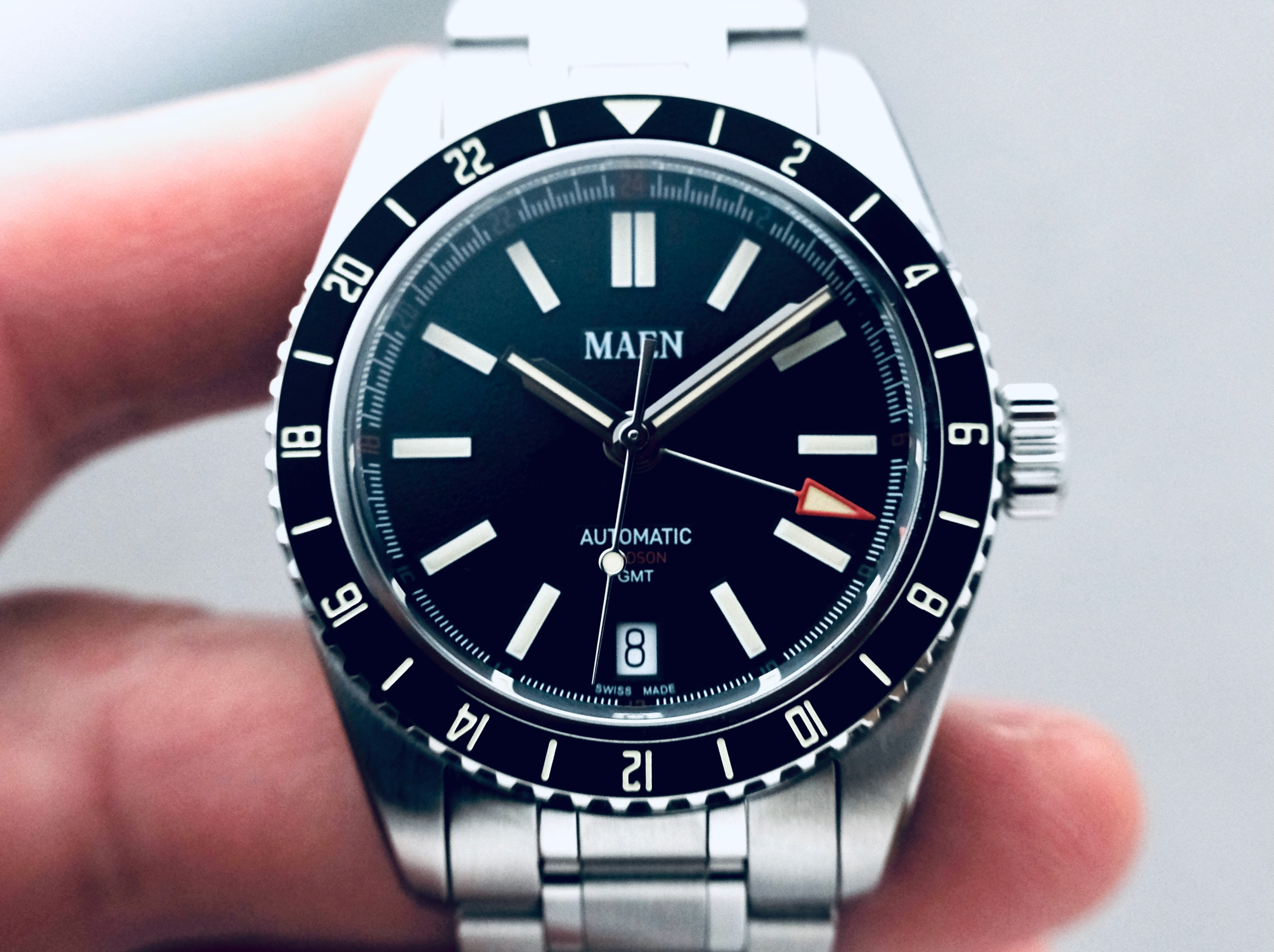 コリンシアン・ペイントマスターモデル【エメルソン＊ユベントス/ホーム】 Maen Hudson GMT Review | Mainspring Watch Magazine